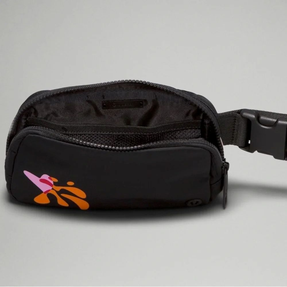 NWT LULULEMON LIMITED EDITION EVERYWHERE BELT BAG *PRIDE 1L - Picture 3 of 6
